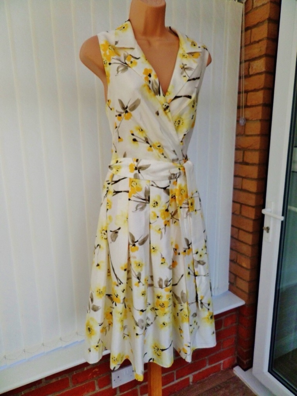 Jessica Howard White/Cream  Dress with Yellow Floral Print  14